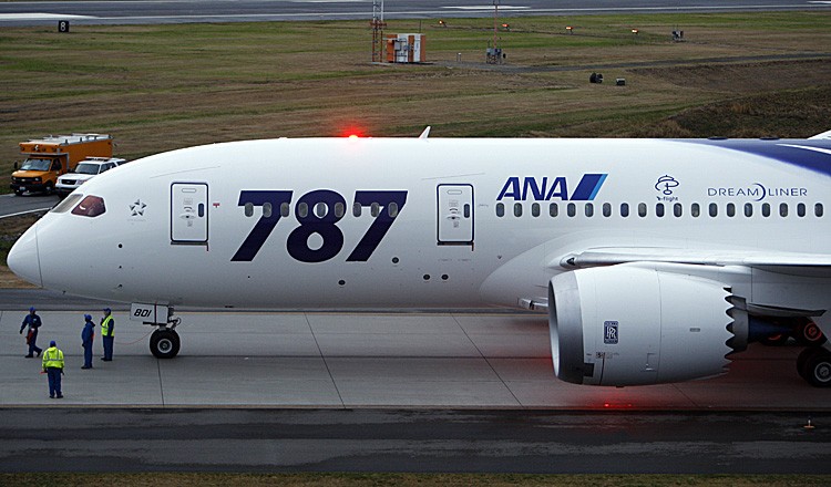 787 Dreamliner Flies to Vietnam
