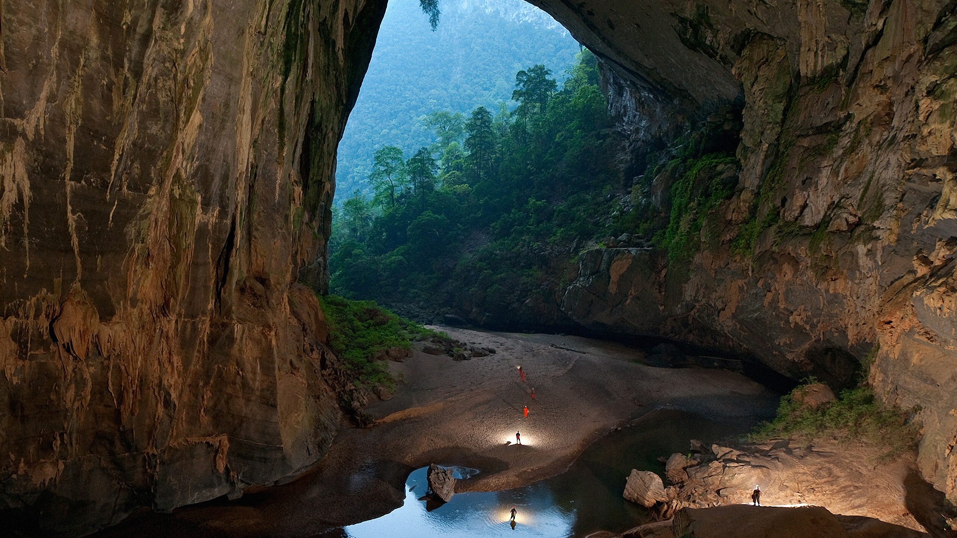 A Peek Inside Vietnam’s Largest Cave A Peek Inside Vietnam’s Largest Cave