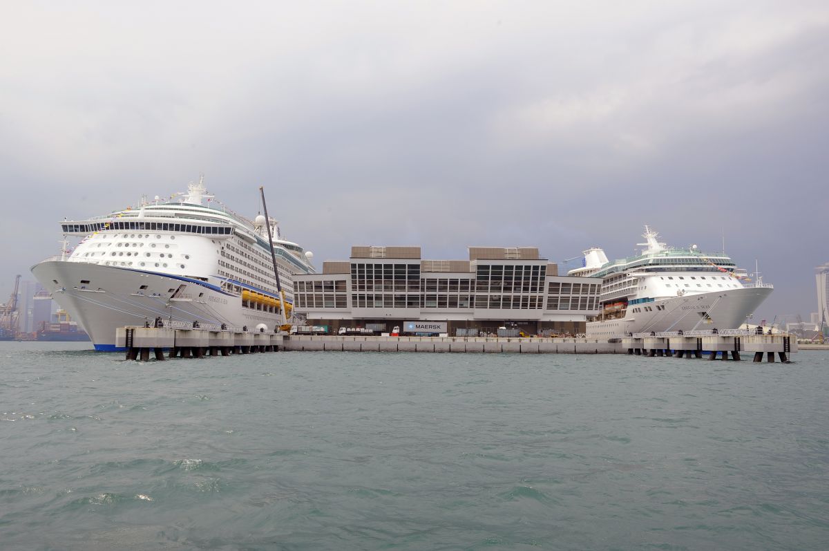 Luxury Cruise Ships Bring More Tourists to Vietnam Luxury Cruise Ships Bring More Tourists to Vietnam
