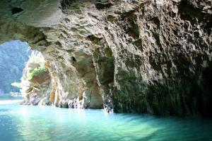 Mystical Caves Draw Tourists to Trang An