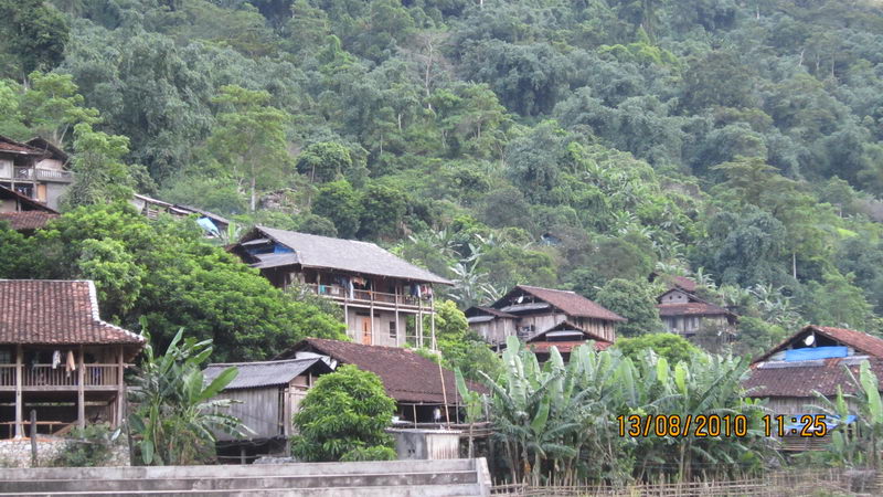 Pac Ngoi Stilt Houses: Tourist Attraction Pac Ngoi Stilt Houses: Tourist Attraction