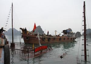 Quang Ninh tightens safety rules on travel boats in Ha Long Bay Quang Ninh tightens safety rules on travel boats in Ha Long Bay