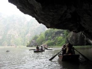 Rowing Through the Beauty of Trang An Rowing Through the Beauty of Trang An
