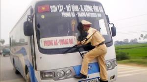 Traffic Policeman Clings to Bus Wiper to Catch Reckless Driver Traffic Policeman Clings to Bus Wiper to Catch Reckless Driver