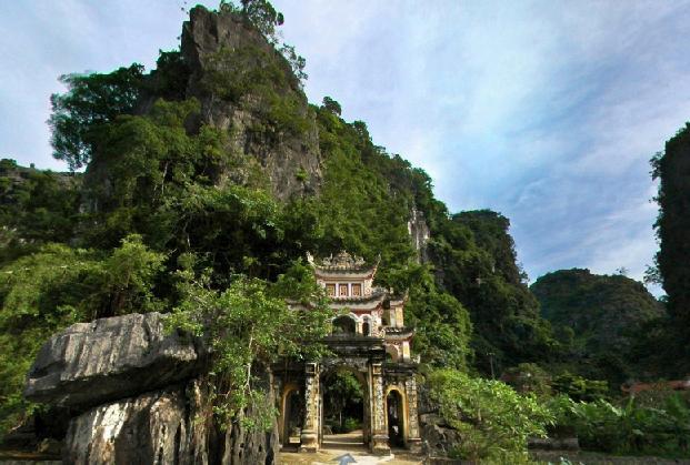 VIETNAM  The Pagodas of Bich Dong